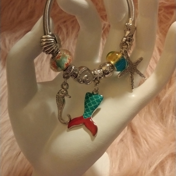 NEW!! By The Sea Silvertone Charm Bracelet - Picture 1 of 4